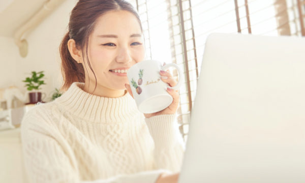 ノートPCでトレードする女性