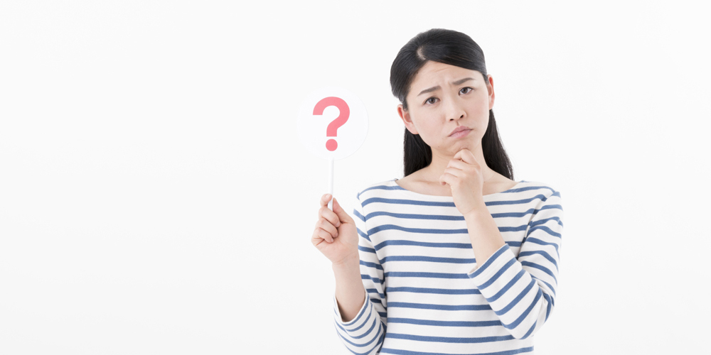 クエスチョンマークを持つ女性